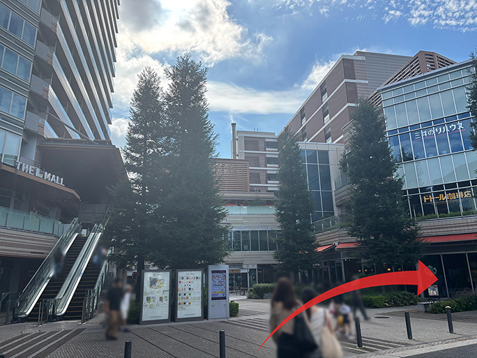 東口を出て駅前広場へ進みます