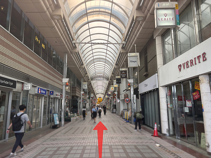パルム商店街のアーケードを直進します